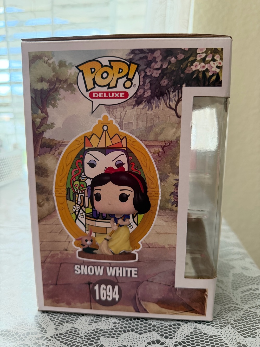 Funko Pop! Deluxe Snow White #1694 Stained Glass New in Box - Picture 4 of 7
